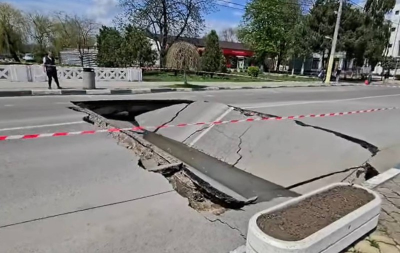 Un crater uriaș de cinci metri a apărut în Constanța, după ce un drum s-a surpat brusc. Podul avea 90 de ani: „Se circula cu căruțele”