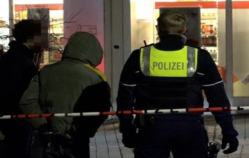 Un adolescent român de 18 ani se zbate între viață și moarte după ce a fost înjunghiat de trei sirieni în Germania