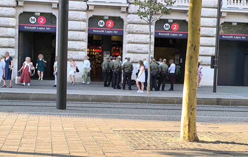 Un bărbat a amenințat cu un pistol cu gaze oamenii din piața Kossuth, lângă parlamentul de la Budapesta. Suspectul a fost reținut