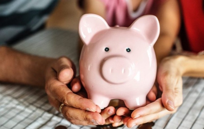 Sondaj: Românii nu mai reușesc să pună bani deoparte, chiar dacă au crescut salariile