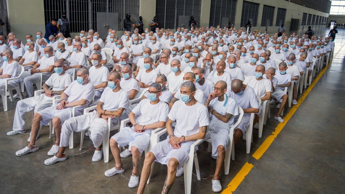 Aproximativ 490 de presupuși membri ai puternicei bande din America Centrală, Mara Salvatrucha (MS-13), inclusiv liderii acesteia, au fost judecați colectiv în El Salvador, au anunțat Procurorul General și instanțele judecătorești, pe 20 aprilie 2026.