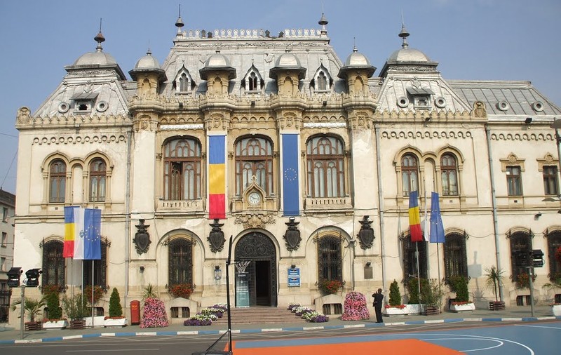 Funcționarii care au devalizat Primăria Craiova, arestați 