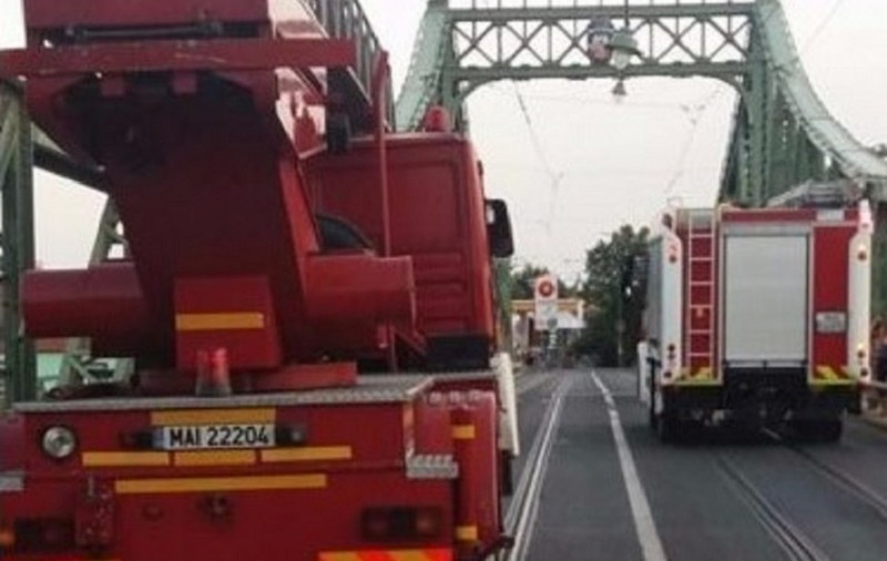 Un bărbat amenință că se aruncă de pe un pod din Pitești. Scene șocante