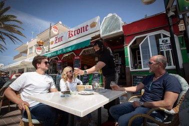 Afacerile din Mallorca au început să simtă, timid, efectul sosirii turiștilor FOTO: Profimedia