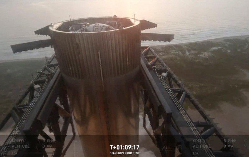 Momentul în care prima treaptă a rachetei Starship a Space X este prinsă de brațele turnului I VIDEO