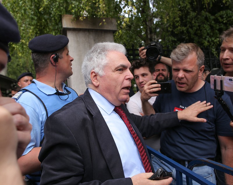 Adrian Severin, huiduit de protestatari la Instanța Supremă. Fostul europarlamentar a cerut anularea condamnării pentru fapte de corupție / FOTO