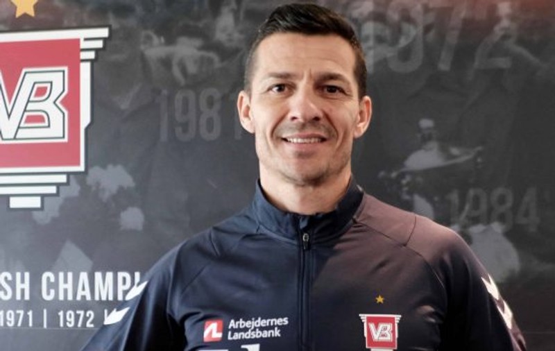Costel Gâlcă, la Vejle BK. Debut greoi: echipa lui a egalat acasă, în prelungiri!