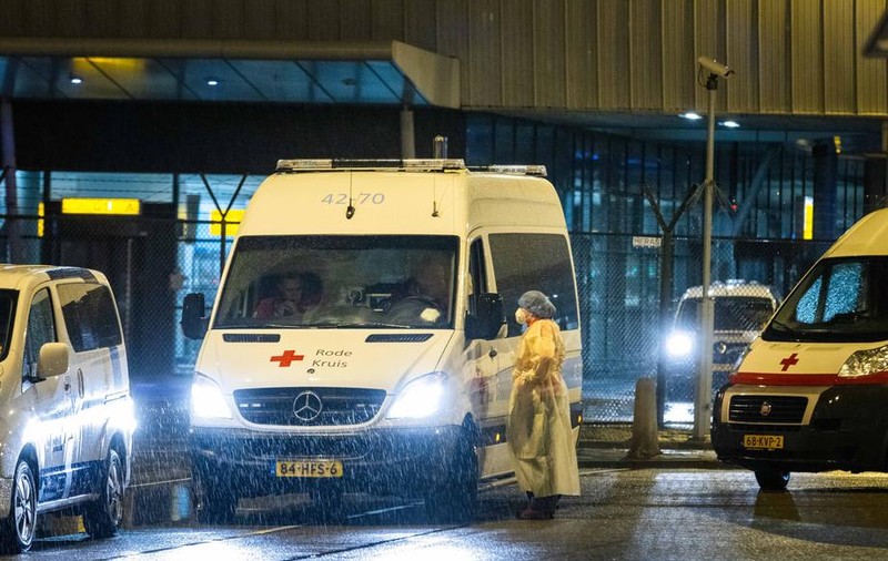 Un cuplu întors din Africa de Sud, arestat pe aeroportul din Amsterdam după ce a fugit din carantină