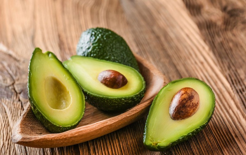 Cum se curăță un avocado