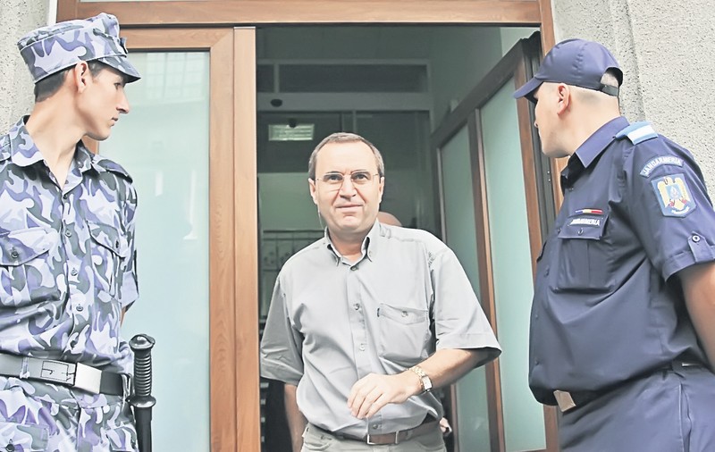 Îl caută cu Interpolul!
