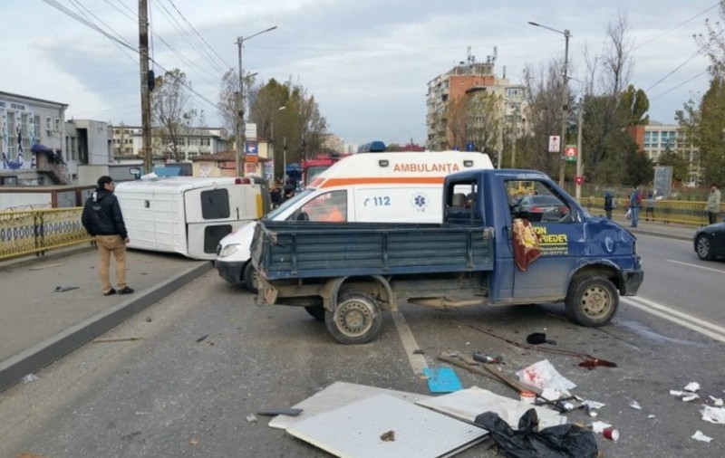Două autoutilitare s-au răsturnat în Iași. Carambol din cauza unei șoferițe neatente