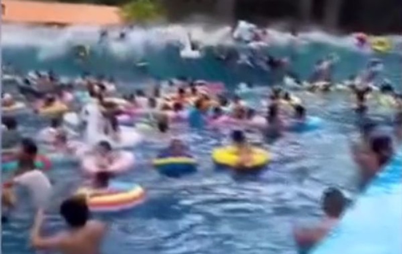 Momentul șocant în care mai mulți oameni sunt loviți de un "tsunami" într-o piscină din China, din cauza unei defecțiuni la mașina de făcut valuri