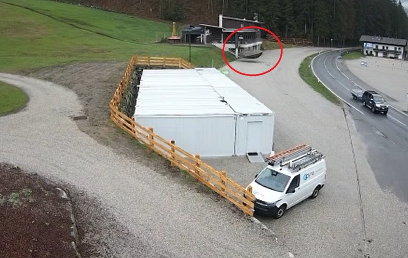 Video cu momentul în care un bolovan de o tonă se desprinde de pe o pârtie de schi și ajunge pe șosea, imediat după ce trecuse o mașină, în Italia