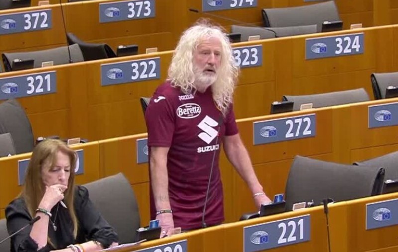 Un eurodeputat irlandez a apărut în tricoul lui FC Torino și și-a încheiat discursul din Parlamentul European cu insulte la adresa lui Juventus | VIDEO