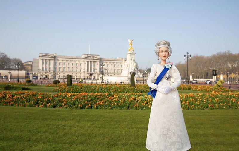 Păpușă Barbie pentru regina Elisabeta a II-a, pentru a marca 70 de ani de domnie