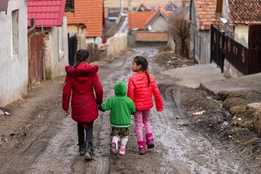Copiii din Apaţa spun că s-au săturat să vadă atât noroi zi de zi
