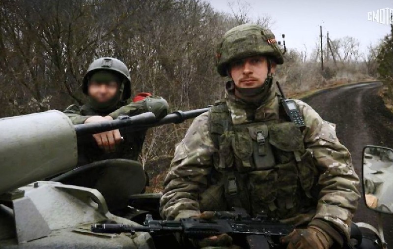 Un soldat declarat „erou” de propaganda rusă s-a împușcat singur și a fugit din țară