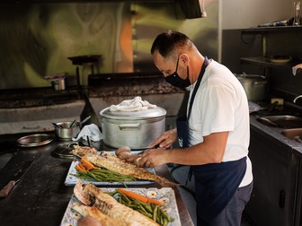 Leon, la bucătărie, în restaurantul Gigi