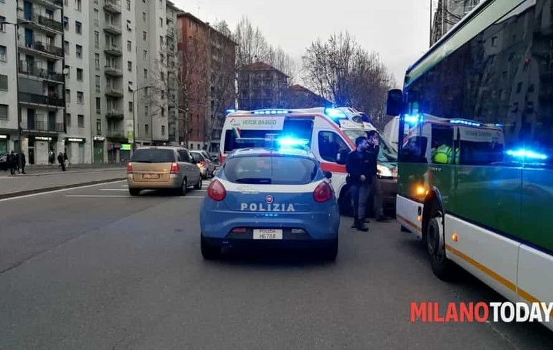 Un român angajat ca șofer pe o mașină de salubritate din Milano a depășit un Mercedes. Ce a pățit apoi