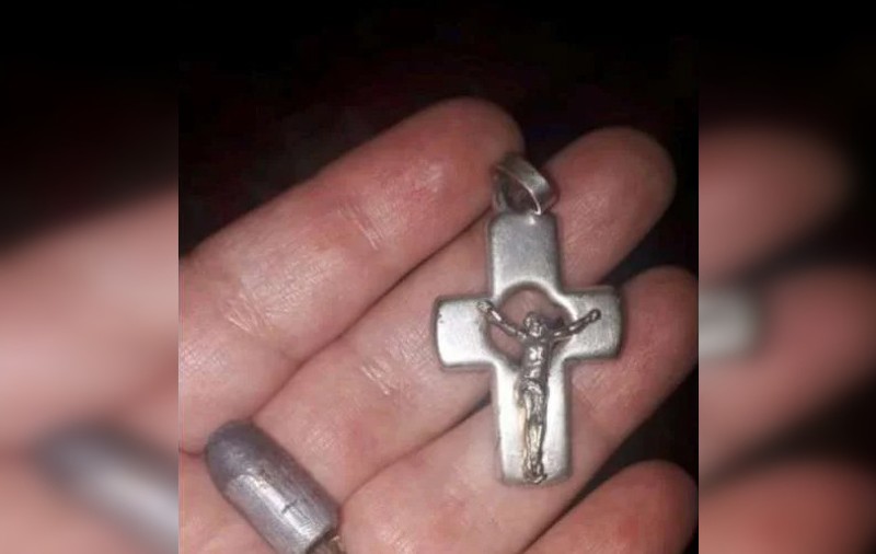 Un băiețel din Argentina a fost salvat ca prin miracol datorită colierului său cu crucifix, după ce a fost împușcat în pragul casei