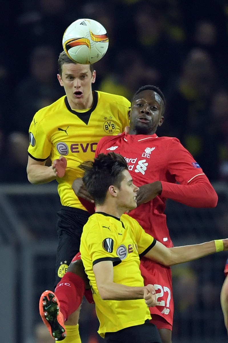 epa05248577 Dortmunds Sven Bender (up) and Julian Weigl (down) vie with Liverpool's Divock Origi (C) during the UEFA Europa League quarter final first leg soccer match Borussia Dortmund vs FC Liverpool in Dortmund, Germany, 07 April 2016. EPA/FEDERICO GAMBARINI