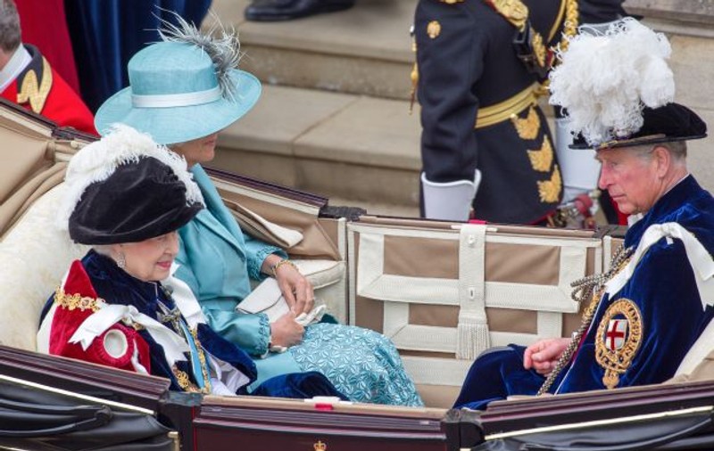 PRINŢUL CHARLES, dat la o parte! DECIZIA LUATĂ de REGINA MARII BRITANII, după VENIREA PE LUME A MICUŢULUI GEORGE