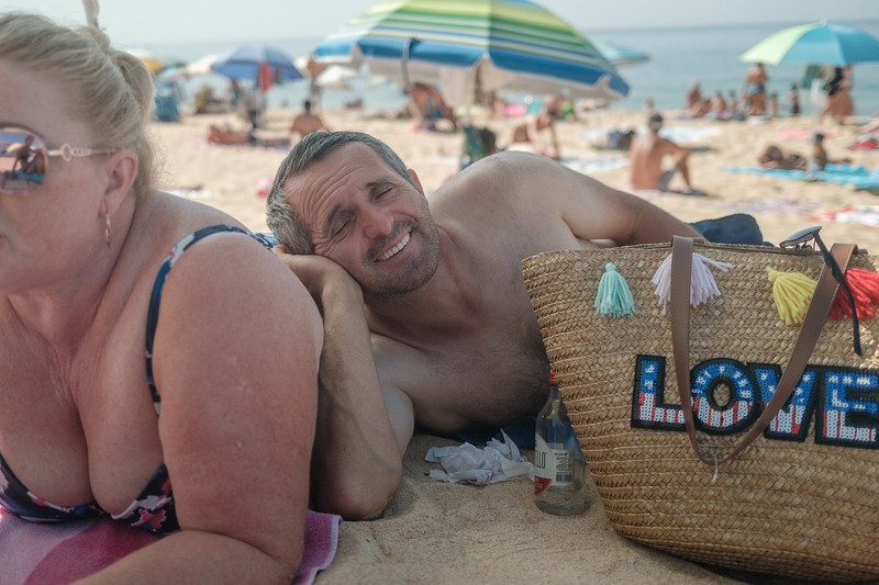Maria, 48, și Mihai Buciuta, 43, au mers o singură dată la plajă în vara lui 2020. Maria lucrează de luni până duminică, de dimineața devreme până seara târziu, la curățenie în reședințele de lux din regiunea Algarve, Portugalia. Mihai lucrează la o firmă de telecomunicații din Almancil. Quarteira, Portugalia, 9 august 2020