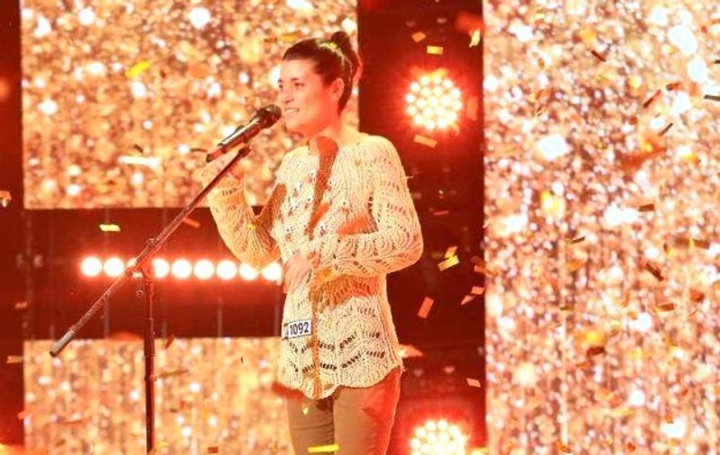 Al șaptelea golden buzz la Românii au talent, sezonul 10. Cine este Aura Marcu, stewardesa care a trăit în 11 centre de plasament
