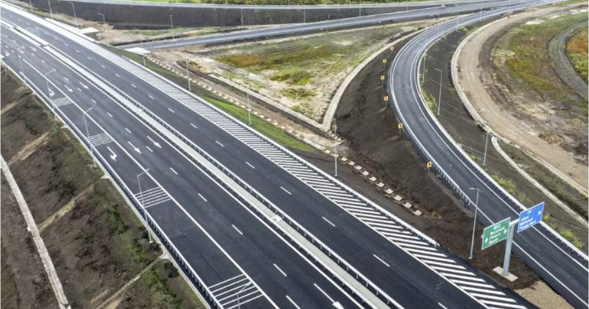 Imaginea prezintă o autostradă cu mai multe benzi de circulație, separatoare de sensuri și marcaje rutiere
