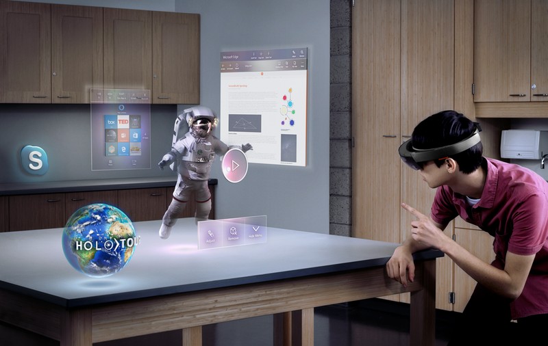 Microsoft HoloLens va fi disponibil în România. Care este prețul
