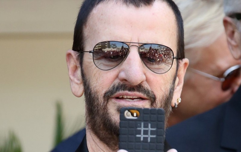 La 75 de ani, Ringo Starr, fost membru Beatles, pare mai tânăr decât fiul lui. Imaginea care i-a luat prin surprindere fanii