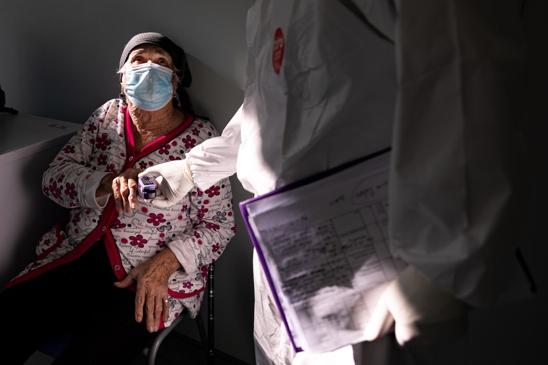 O bătrână aşteaptă să fie externată din spital