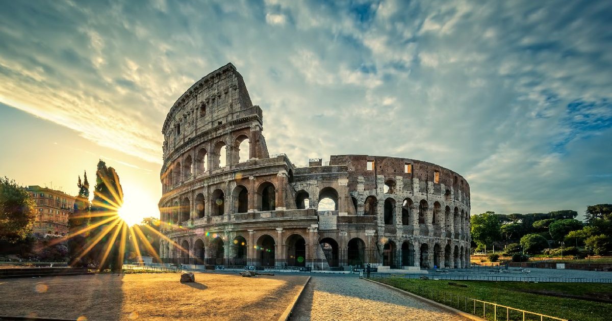 Colosseumul din Roma la răsărit.