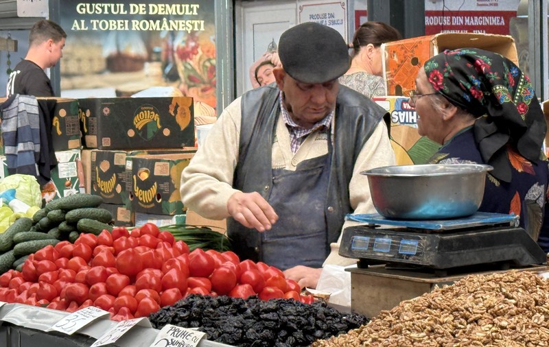 Cât costă roșiile românești în piață? „Cu banii ăștia mănânci carne o săptămână! Mai așteptăm, că vara-i lungă”