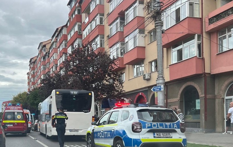 O femeie a murit și două pasagere au fost rănite după ce autobuzul în care erau a frânat brusc, ca să evite un alt autoturism