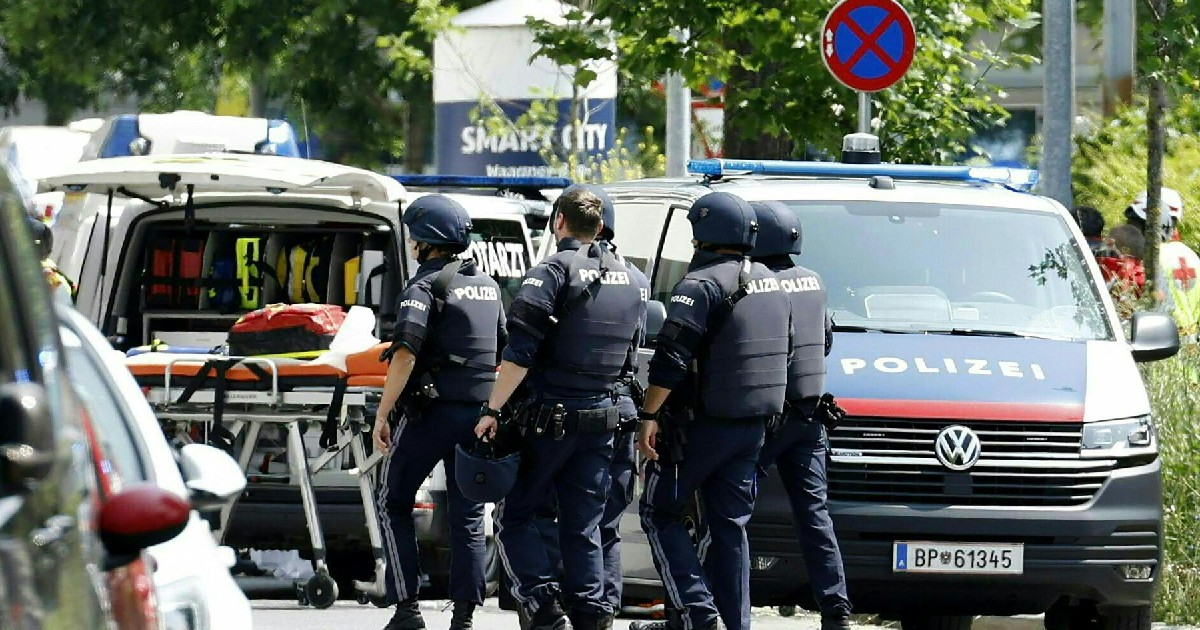 polițiști din Graz, Austria, făcând un raid