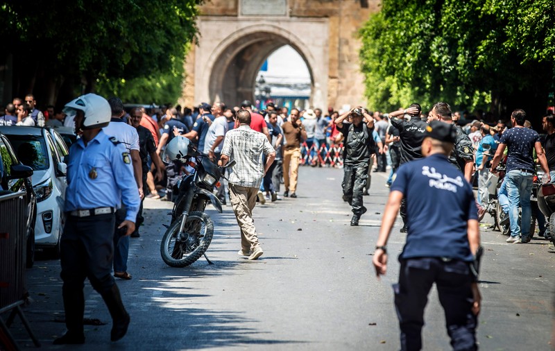 Atacuri sinucigașe în capitala Tunisiei. Un mort şi peste opt răniţi după ce doi kamikaze s-au aruncat în aer