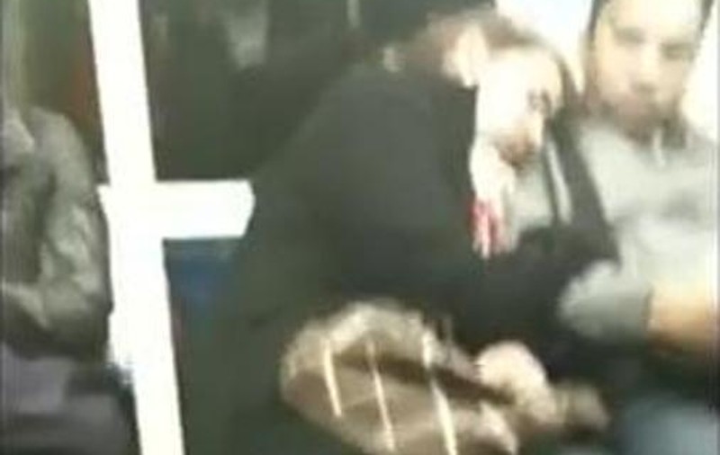 VIDEO DEMENŢIAL! O femeie adoarme la metrou cu capul pe bărbatul străin de lângă ea. Când se trezeşte şi-şi dă seama....:)) 