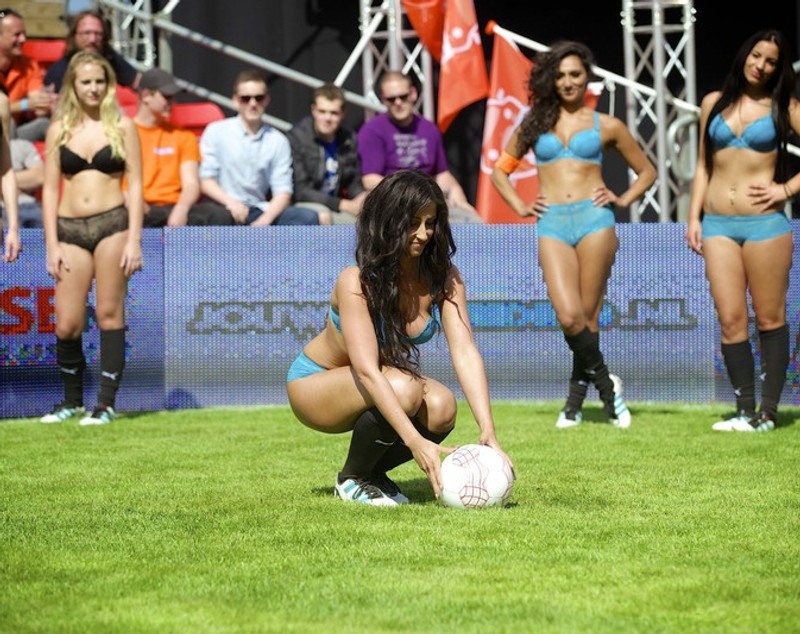 GALERIE FOTO&VIDEO HOT! Olanda a câştigat Mondialul în bikini. Spectatorii şi arbitrii şi-au lungit gâturile după jucătoare