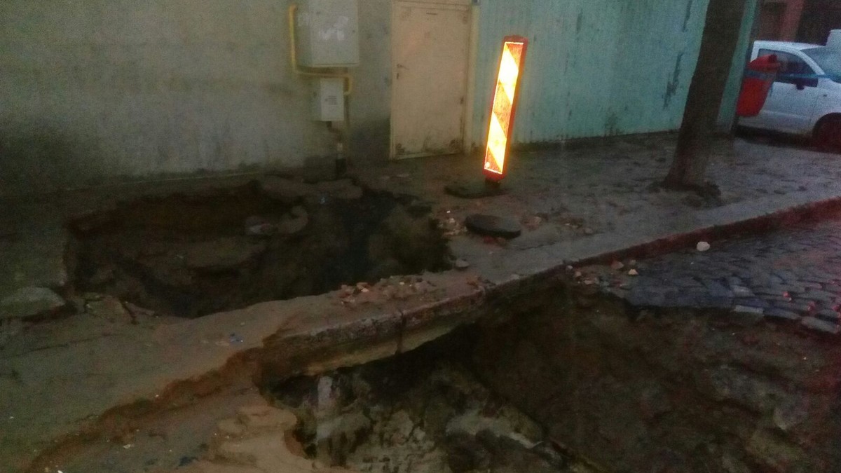 Locuitorii municipiului Tecuci au rămas fără apă din cauza unei avarii la o conductă principală