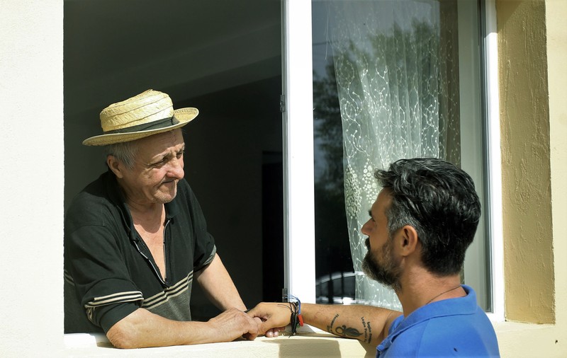 Bunătate cu repetiție! După “micile prințese din hambar”, Asociaţia Marius şi prietenii i-a construit o casă unui bărbat invalid din Bolovani: Viaţă pentru nea Gheorghe