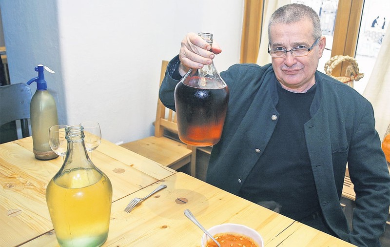 Mircea Dinescu ne învaţă cum se savurează grătarul de 1 Mai