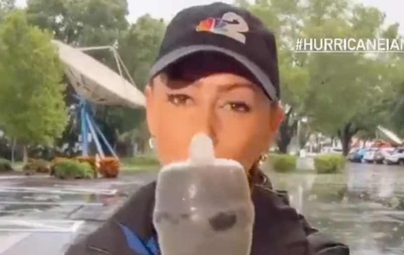 Cum și-a protejat microfonul de ploaie o jurnalistă care relata despre uraganul Ian din SUA: „Este exact ce credeți”