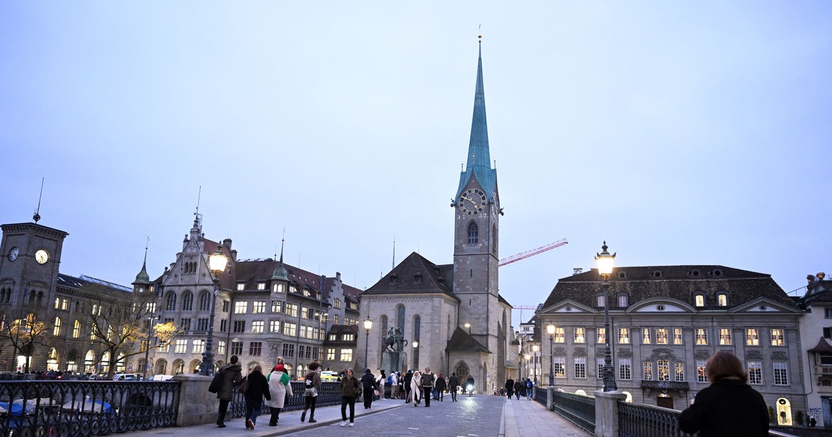 O vedere stradală in timp ce oamenii petrec timp în Zurich, orasul care atrage atenția prin structura sa istorică si arhitecturală. FOTO: Hepta.