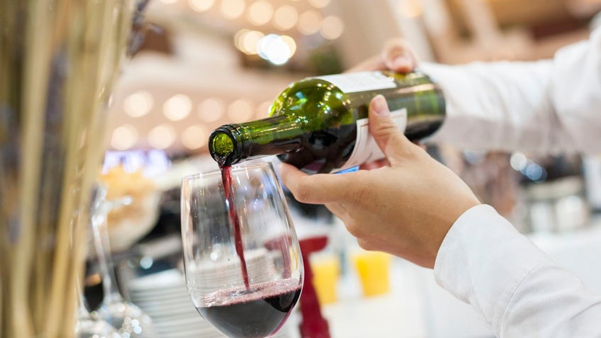 Un client a fost servit, din greșeală, cu o sticlă de vin în valoare de 5.000 de euro