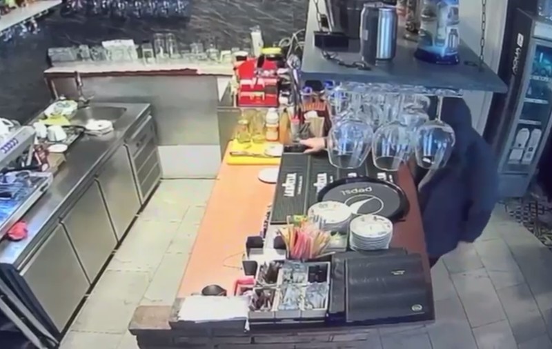 Cum a furat un fost concurent la Top Chef un telefon dintr-un restaurant din București. Totul a fost filmat
