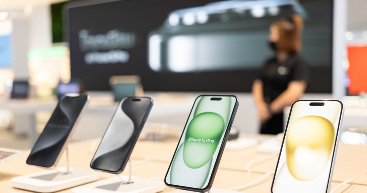 Cât costă iPhone 15 la eMAG înainte de Black Friday 2023 - Imagine cu serie iPhone 15 prezentată într-un magazin de lectronice