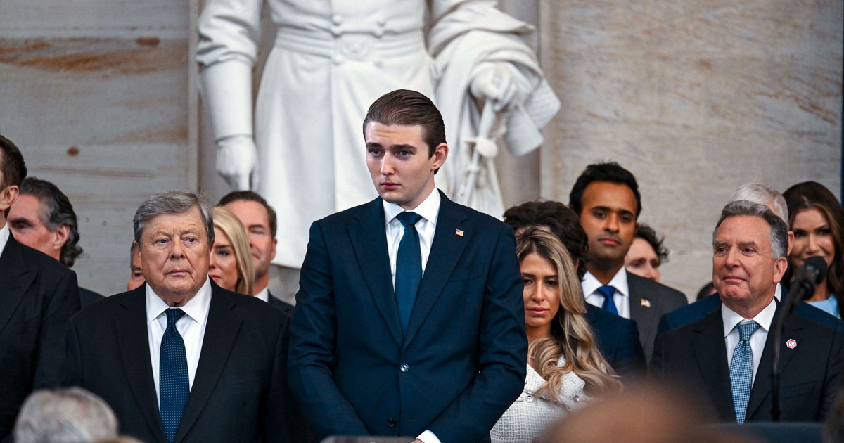 Barron Trump (în centrul imaginii), la învestirea tatălui său în funcția de președinte ale SUA