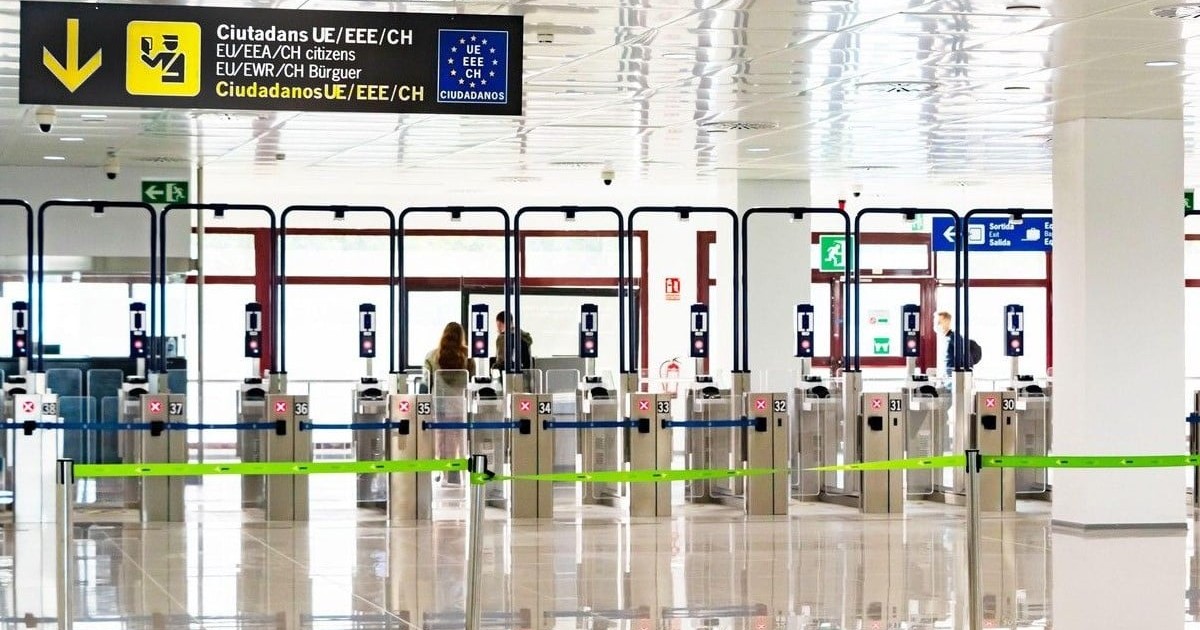 Bariere automate de securitate la controlul pașapoartelor din terminalul aeroportului Palma.