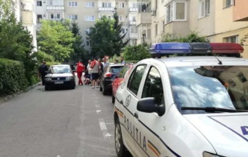 O tânără s-a aruncat de la etajul al patrulea al unui bloc din Bistrița. A supraviețuit ca prin minune